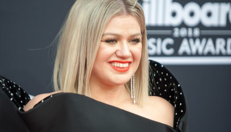 Host,Kelly,Clarkson,Attends,The,Red,Carpet,At,The,2018