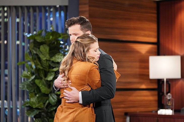 The Young And The Restless - Kyle Abbott (Michael Mealor) Summer Newman-Abbott (Allison Lanier) 