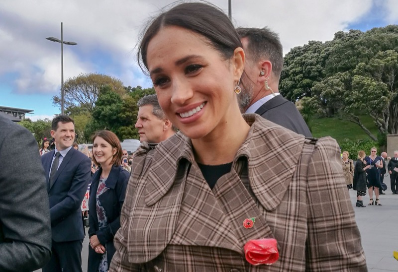 Meghan Markle LIES About Queen Elizabeth, Harry REWRITES Royal Exit!