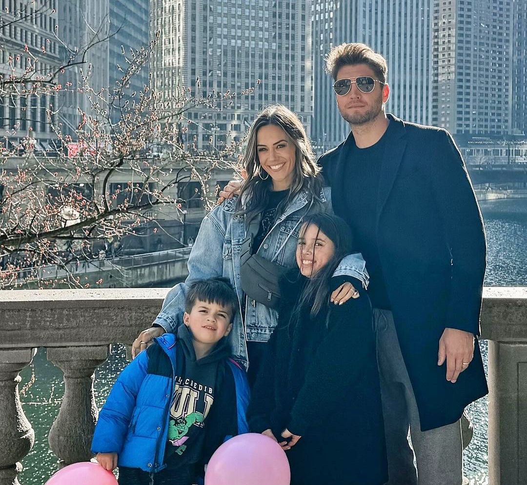 Jana Kramer with her family