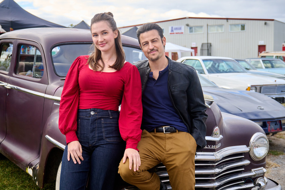 Katherine Barrell and Tyler Hynes in Shirting Gears