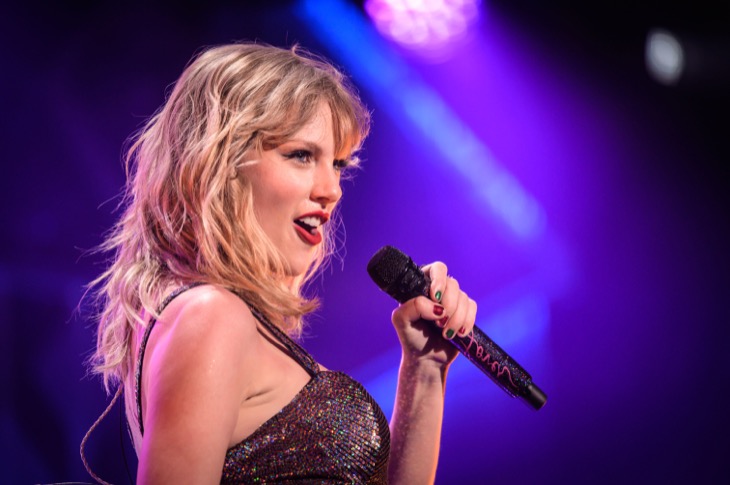 Taylor Swift Disses Kim Kardashian During London Show