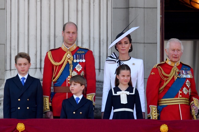 Stars Who Really, Really, Dislike The British Royal Family 