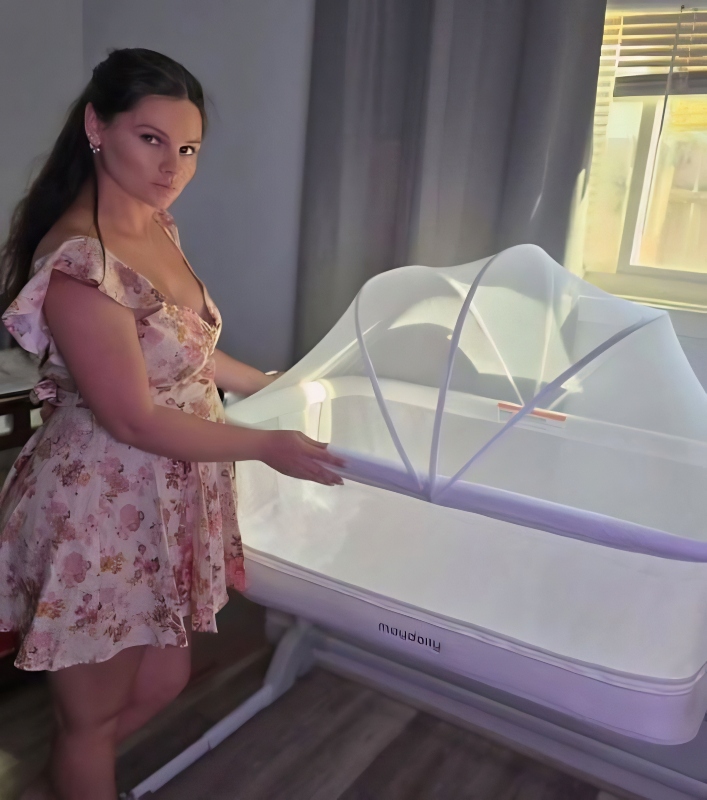 Pregnant Julia's baby bump starts showing - Instagram