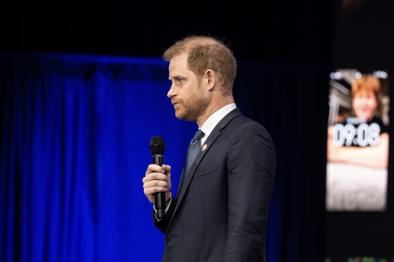 Prince Harry’s Contemptuous Response to Meghan’s Exaggerated Curtsy Goes Viral