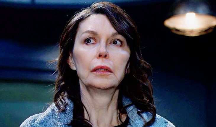 Anna Devane (Finola Hughes)