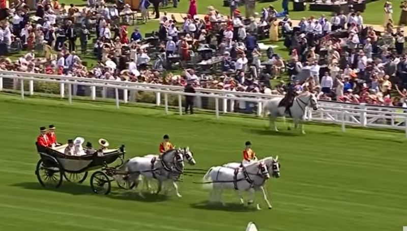A lovely day at the races - The Royal Family Channel- YouTube
