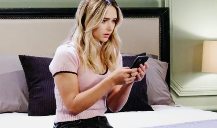 Holly Jonas (Ashley Puzemis)