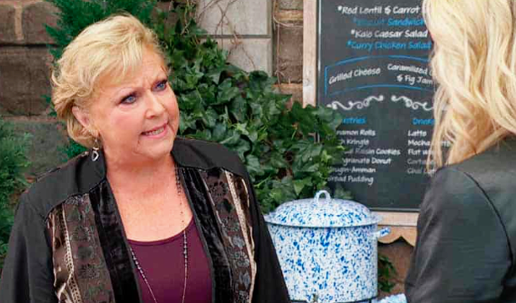 Traci Abbott (Beth Maitland)