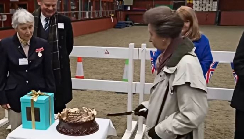 The Princess Royal cuts the cake - TRF Channel - YouTube